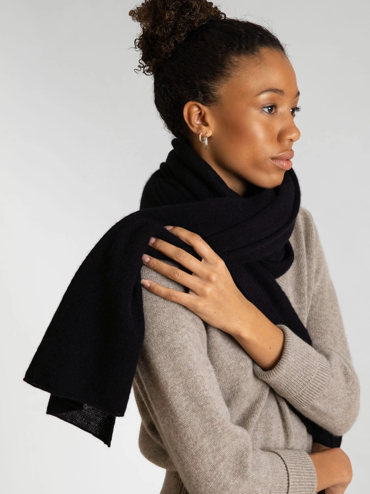 Airy cashmere scarf "Flow" - black